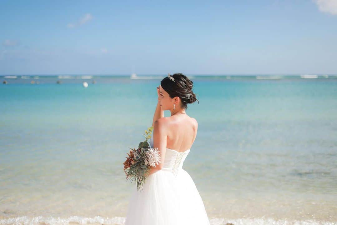 ANNA さんのインスタグラム写真 - (ANNA Instagram)「🌊Wedding Photo🌊  今回のハワイはコロナ禍で行けてなかった新婚旅行でした💍✨  やっと行けた今、もう新婚とは呼べなくなってしまいましたがwアラモアナビーチでウェディングフォトを🌈 いい記念になりました😌✨  #hawaiiweddingphotography #ハワイウェディングフォト #家族写真 #1歳女の子ママ #子連れハワイ #アラモアナビーチ #alamoanabeach」7月7日 20時52分 - anna_flare