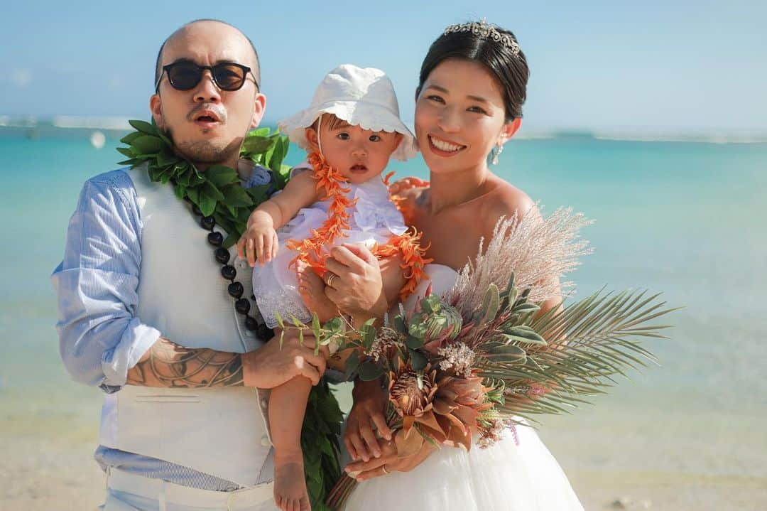 ANNA のインスタグラム：「🌊Wedding Photo🌊  今回のハワイはコロナ禍で行けてなかった新婚旅行でした💍✨  やっと行けた今、もう新婚とは呼べなくなってしまいましたがwアラモアナビーチでウェディングフォトを🌈 いい記念になりました😌✨  #hawaiiweddingphotography #ハワイウェディングフォト #家族写真 #1歳女の子ママ #子連れハワイ #アラモアナビーチ #alamoanabeach」