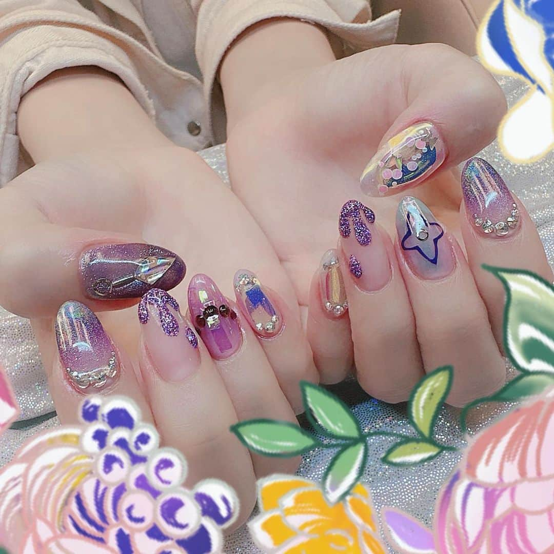 林檎蜜紀のインスタグラム：「地獄楽ネイル💜💅 傾主の杠  地獄楽を見てください、、面白いよう  ゆずりは、見た目だけじゃなくて 性格や考え方も大好きなキャラなので わかる人にだけわかるゆずりはネイル💜  いつも世界一可愛い指先にしてくれて感謝🥹  new nail💅 傾主の杠 #地獄楽ネイル #傾主の杠 #マグネットネイル #ユニコーンネイル  #ネイルアート #nail  #美爪 #指先が宝石」