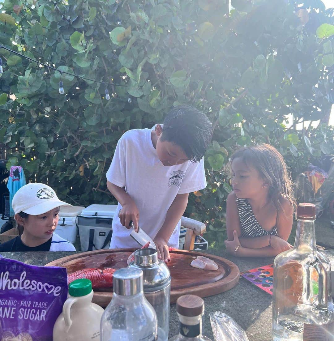 西山美希子のインスタグラム：「Happy 4th❤️💙のパーティーにて ハワイのお魚メンパチ4匹を 息子が捌いて調理してふるまいました カルパッチョとアクアパッツァ めちゃ緊張したそうです笑笑 先日ご馳走して頂いた トルティーヤのおかえし よき経験✨」