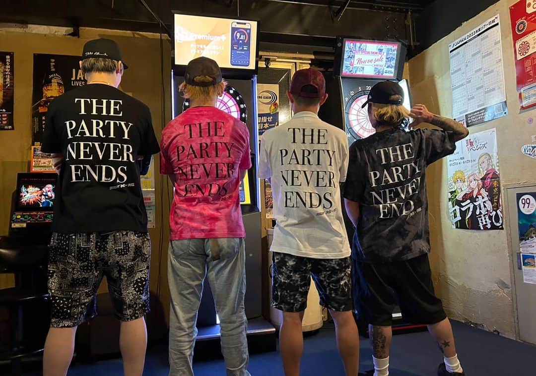 Jose さんのインスタグラム写真 - (Jose Instagram)「明日7/11にJose Tシャツ販売します！  【THE PARTY NEVER ENDS Tshirt】 白、黒　¥3500- (税別) タイダイ各色　¥3800- (税別)  TOTALFATの活動を応援してくれていた川村カオリさんのブランドRoyal Pussy @rp_tokyo を引き継いだ同級生の中山ハジメちゃんが新しくRPから派生したブランド "Royall by Royal Pussy" @royall_brand_official が掲げた言葉 「THE PARTY NEVER ENDS」  俺なりの解釈としては 色んなことを抑えつけられていた数年間。 乗り越えた皆と共有したい「楽しむ」って事の素晴らしさ。 それをこの言葉に落とし込んだデザインを見た時ビビッと来た。 「俺もその言葉を掲げたい」 無理を承知でハジメちゃんに相談したところ快諾してくれた。 こんなくそポジティブな言葉を自分のグッズに入れられる事、そしてそれを繋げてくれたハジメちゃん、そのきっかけをくれたカオリさん。 全ては繋がってる。 だからこそ俺なりに伝えたい。 パーティーは終わらないぜ！  そしてTシャツ購入の方にはもれなくトリプルネームステッカーそしてRoyallのオフィシャルステッカーをプレゼントします！  通販サイトALL AGESにて発売！ 7/11 0:00〜23:59の24時間限定販売です！  https://allages.base.shop  タイダイの黒だけボディがMとXXLしか用意できませんでした汗  みんな買ってねー！！！」7月10日 0時00分 - jose.totalfat