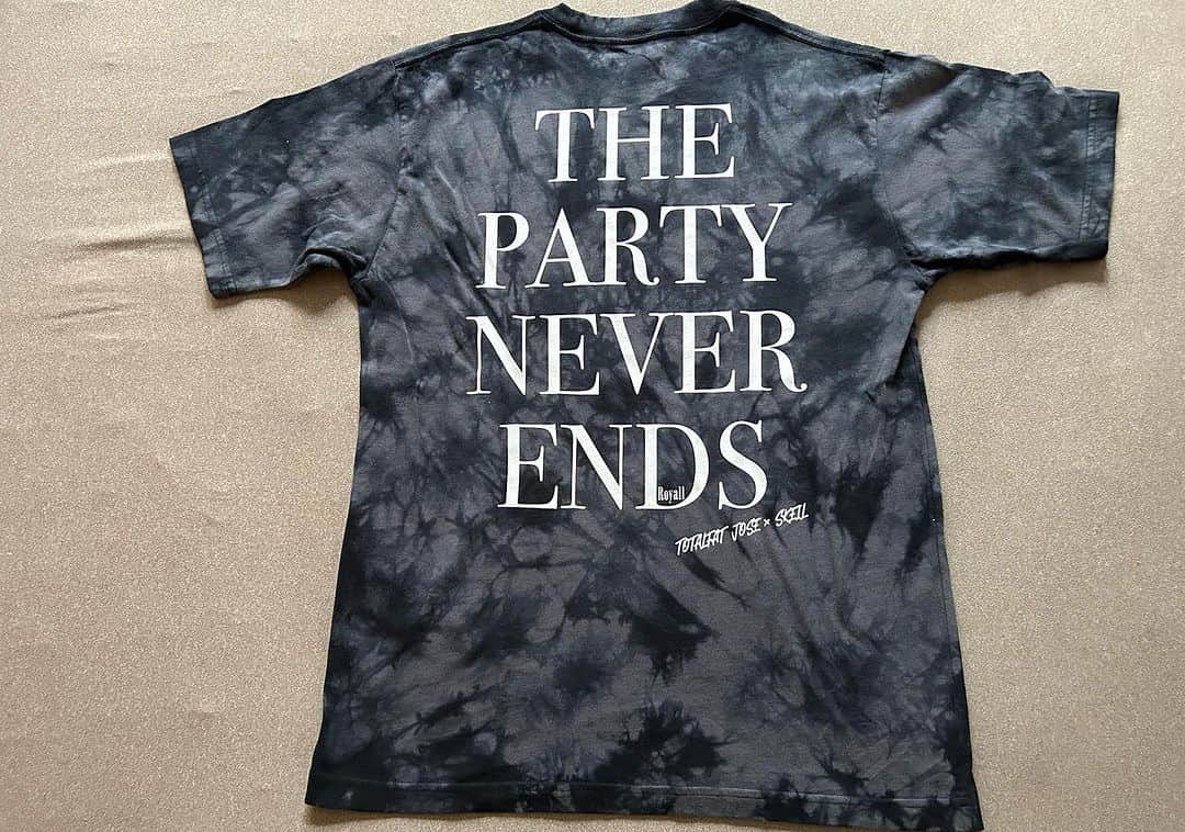 Jose さんのインスタグラム写真 - (Jose Instagram)「明日7/11にJose Tシャツ販売します！  【THE PARTY NEVER ENDS Tshirt】 白、黒　¥3500- (税別) タイダイ各色　¥3800- (税別)  TOTALFATの活動を応援してくれていた川村カオリさんのブランドRoyal Pussy @rp_tokyo を引き継いだ同級生の中山ハジメちゃんが新しくRPから派生したブランド "Royall by Royal Pussy" @royall_brand_official が掲げた言葉 「THE PARTY NEVER ENDS」  俺なりの解釈としては 色んなことを抑えつけられていた数年間。 乗り越えた皆と共有したい「楽しむ」って事の素晴らしさ。 それをこの言葉に落とし込んだデザインを見た時ビビッと来た。 「俺もその言葉を掲げたい」 無理を承知でハジメちゃんに相談したところ快諾してくれた。 こんなくそポジティブな言葉を自分のグッズに入れられる事、そしてそれを繋げてくれたハジメちゃん、そのきっかけをくれたカオリさん。 全ては繋がってる。 だからこそ俺なりに伝えたい。 パーティーは終わらないぜ！  そしてTシャツ購入の方にはもれなくトリプルネームステッカーそしてRoyallのオフィシャルステッカーをプレゼントします！  通販サイトALL AGESにて発売！ 7/11 0:00〜23:59の24時間限定販売です！  https://allages.base.shop  タイダイの黒だけボディがMとXXLしか用意できませんでした汗  みんな買ってねー！！！」7月10日 0時00分 - jose.totalfat