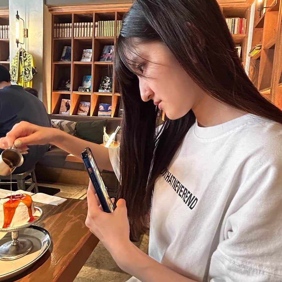 小林星蘭のインスタグラム：「プリンのソースかける瞬間を必死に撮っているところ . 七夕！みなさんは短冊にお願い事書きましたか？ 私は街中に短冊書ける所ないかなって探したんだけど、 見つからなくて断念しました～笑 晴れた七夕、久しぶりな気がします！！ せめておいしいものでも食べようかな🍮」