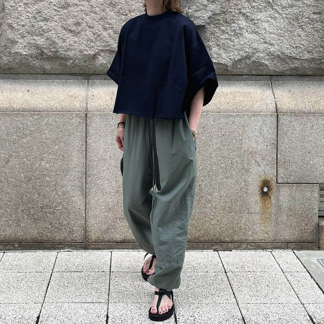 amy102_happyさんのインスタグラム写真 - (amy102_happyInstagram)「urake cropped  teeのnavyをwind pantsのkhakiと blackにそれぞれ合わせてみました。　　　　　　　　　　　　　　　 色で悩んでますとたくさんメッセージを頂いてるので、少しでも参考になれば嬉しいです🥹　　　　　　　　　　 @manonfripes  7/10 21:00より発売です　　　　　　　　　　 　　　　　　　　　　  #シンプル#シンプルコーデ#ootd#fashion#コーディネート#coordinate#cluel#fudge#오오티디#데일리패션#madeinjapan #マノンフリップ」7月7日 20時57分 - amy102_happy