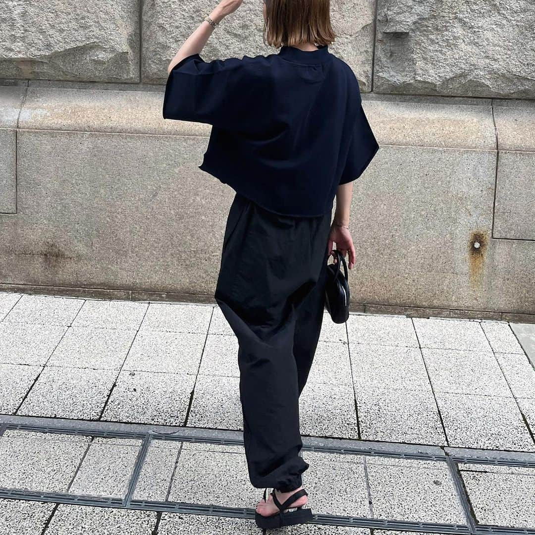 amy102_happyさんのインスタグラム写真 - (amy102_happyInstagram)「urake cropped  teeのnavyをwind pantsのkhakiと blackにそれぞれ合わせてみました。　　　　　　　　　　　　　　　 色で悩んでますとたくさんメッセージを頂いてるので、少しでも参考になれば嬉しいです🥹　　　　　　　　　　 @manonfripes  7/10 21:00より発売です　　　　　　　　　　 　　　　　　　　　　  #シンプル#シンプルコーデ#ootd#fashion#コーディネート#coordinate#cluel#fudge#오오티디#데일리패션#madeinjapan #マノンフリップ」7月7日 20時57分 - amy102_happy