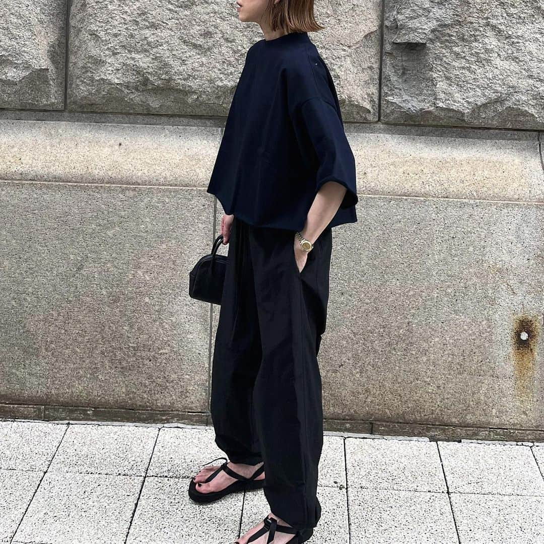 amy102_happyさんのインスタグラム写真 - (amy102_happyInstagram)「urake cropped  teeのnavyをwind pantsのkhakiと blackにそれぞれ合わせてみました。　　　　　　　　　　　　　　　 色で悩んでますとたくさんメッセージを頂いてるので、少しでも参考になれば嬉しいです🥹　　　　　　　　　　 @manonfripes  7/10 21:00より発売です　　　　　　　　　　 　　　　　　　　　　  #シンプル#シンプルコーデ#ootd#fashion#コーディネート#coordinate#cluel#fudge#오오티디#데일리패션#madeinjapan #マノンフリップ」7月7日 20時57分 - amy102_happy