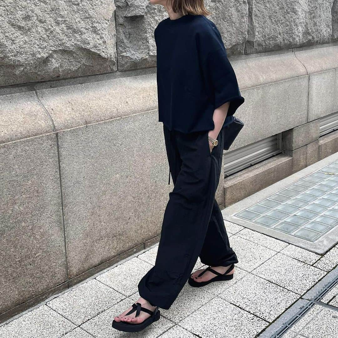 amy102_happyさんのインスタグラム写真 - (amy102_happyInstagram)「urake cropped  teeのnavyをwind pantsのkhakiと blackにそれぞれ合わせてみました。　　　　　　　　　　　　　　　 色で悩んでますとたくさんメッセージを頂いてるので、少しでも参考になれば嬉しいです🥹　　　　　　　　　　 @manonfripes  7/10 21:00より発売です　　　　　　　　　　 　　　　　　　　　　  #シンプル#シンプルコーデ#ootd#fashion#コーディネート#coordinate#cluel#fudge#오오티디#데일리패션#madeinjapan #マノンフリップ」7月7日 20時57分 - amy102_happy