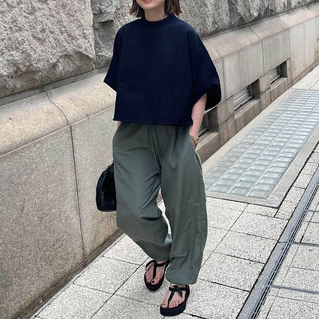 amy102_happyさんのインスタグラム写真 - (amy102_happyInstagram)「urake cropped  teeのnavyをwind pantsのkhakiと blackにそれぞれ合わせてみました。　　　　　　　　　　　　　　　 色で悩んでますとたくさんメッセージを頂いてるので、少しでも参考になれば嬉しいです🥹　　　　　　　　　　 @manonfripes  7/10 21:00より発売です　　　　　　　　　　 　　　　　　　　　　  #シンプル#シンプルコーデ#ootd#fashion#コーディネート#coordinate#cluel#fudge#오오티디#데일리패션#madeinjapan #マノンフリップ」7月7日 20時57分 - amy102_happy