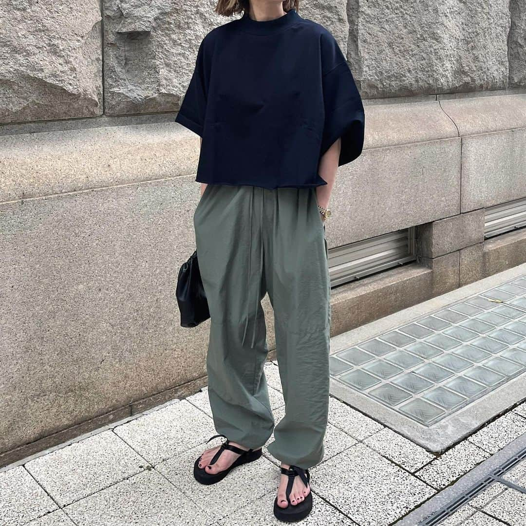 amy102_happyさんのインスタグラム写真 - (amy102_happyInstagram)「urake cropped  teeのnavyをwind pantsのkhakiと blackにそれぞれ合わせてみました。　　　　　　　　　　　　　　　 色で悩んでますとたくさんメッセージを頂いてるので、少しでも参考になれば嬉しいです🥹　　　　　　　　　　 @manonfripes  7/10 21:00より発売です　　　　　　　　　　 　　　　　　　　　　  #シンプル#シンプルコーデ#ootd#fashion#コーディネート#coordinate#cluel#fudge#오오티디#데일리패션#madeinjapan #マノンフリップ」7月7日 20時57分 - amy102_happy