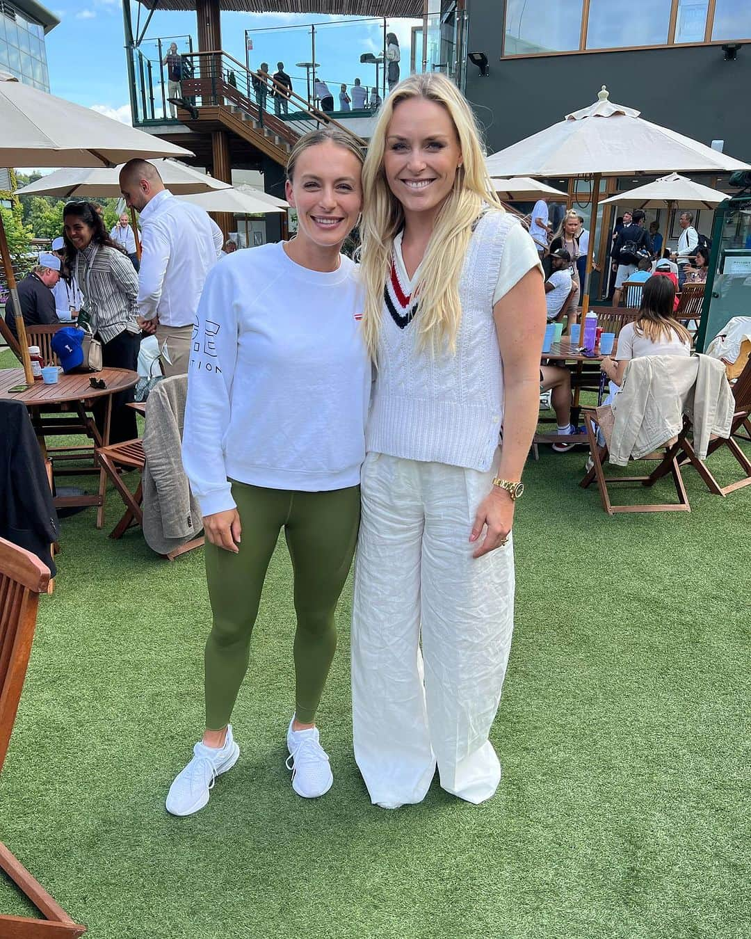 リンゼイ・ボンさんのインスタグラム写真 - (リンゼイ・ボンInstagram)「Wimbledon pt. 1 - happy to see some dear friends and to cheer them on in person again! Even happier to see @martinanavratilova healthy and smiling ❤️💪🏻🙏🏻」7月7日 20時59分 - lindseyvonn