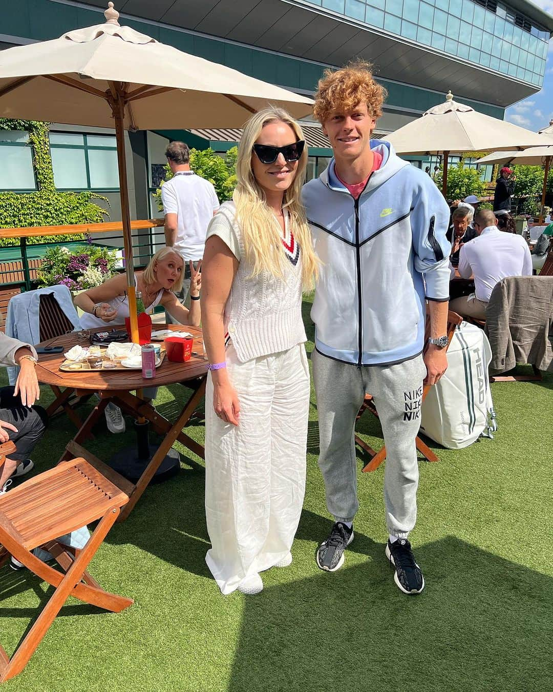 リンゼイ・ボンさんのインスタグラム写真 - (リンゼイ・ボンInstagram)「Wimbledon pt. 1 - happy to see some dear friends and to cheer them on in person again! Even happier to see @martinanavratilova healthy and smiling ❤️💪🏻🙏🏻」7月7日 20時59分 - lindseyvonn