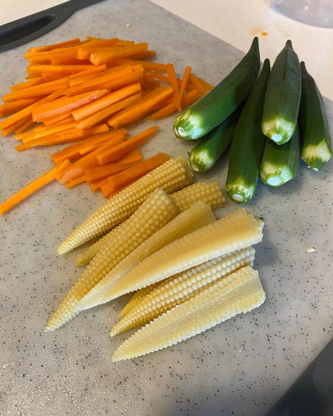 宮下純一さんのインスタグラム写真 - (宮下純一Instagram)「七夕ご飯🎋めちゃくちゃ喜んでもらえたー😚七夕そうめんにしようと計画してたら保育園のお昼ご飯そうめんやったー😂😂😂セーフ‼️星にくり抜いたパプリカとニンジンは焼いて柔らかく❣️豚肉で巻いたオクラとヤングコーンとニンジンは下茹でして食べやすく😇天の川のパセリを嫌がられるか心配しましたがカレーの美味さが勝ったようです😄2人の願いが叶いますように🎋#七夕ごはん #天の川カレー🍛✨✨✨ #オクラとヤングコーンの肉巻き #大絶賛いただきました #思ったより時間かかった💦」7月7日 21時00分 - junichi1017