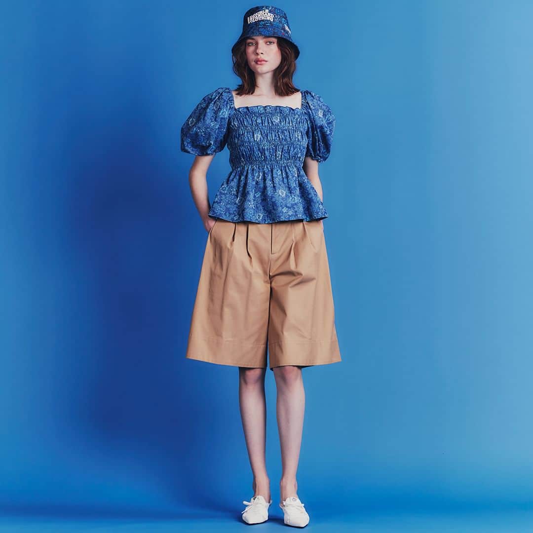 Double Standard Clothingのインスタグラム：「. NEW ARRIVAL 2023 PRE-FALL COLLECTION . [TOPS] DSC / シャーリングデニムブラウス price. 36,300円(税込) color. ブルー / フラワー size. 36 / 38 . ------------------------------------------ #doublestandardclothing #tokyo #DSC #sov #nightstore #fashion #ootd #2023prefall」