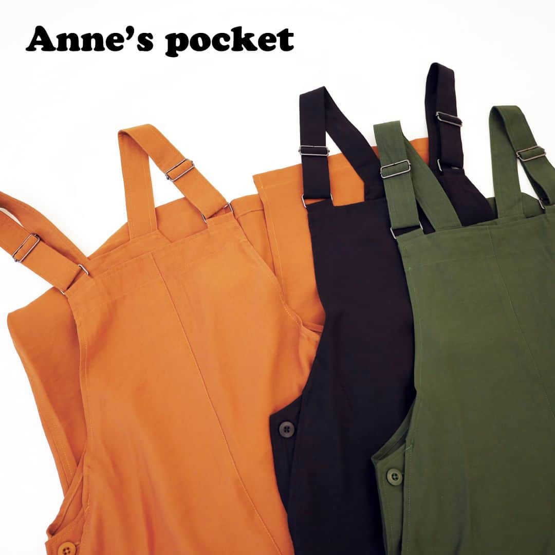 シャンブルオフィシャルさんのインスタグラム写真 - (シャンブルオフィシャルInstagram)「Anne's Pocketのワンポイントがアクセント  通年で使える素材感とコーデに合わせやすいカラーが魅力の ロゴ入りキャップを被ってお出かけ♪  レーヨン混素材のサロペットスカートは 脇にサイズの微調整が可能なボタン付き すっきりとしたシルエットで大人カジュアルコーデが叶います。  袖布帛Ｔシャツ 571-0557他　税込3,289円（本体2,990円） ジャンパースカート 576-0293他　税込4,389円（本体3,990円） キャップ 611-0163他　税込2,189円（本体1,990円）  シャンブルのオンラインストアは全国の店舗で受取り可 能✨ 店舗受取なら送料無料です😍  Model : 高山都さん（＠miyare38） Size　：M size  #シャンブル #chambre #シャンブル購入品 #annespocket #アンズポケット #シンプルコーデ #ナチュラル #大人ナチュラル #ナチュラルコーデ #カジュアル #カジュアルコーデ #シンプル #シンプルコーデ #ナチュラルカラー #ナチュラルファッション #夏コーデ #夏服 #tシャツ #ジャンスカ #ジャンパースカート #アウトドア」7月7日 21時00分 - grchambre