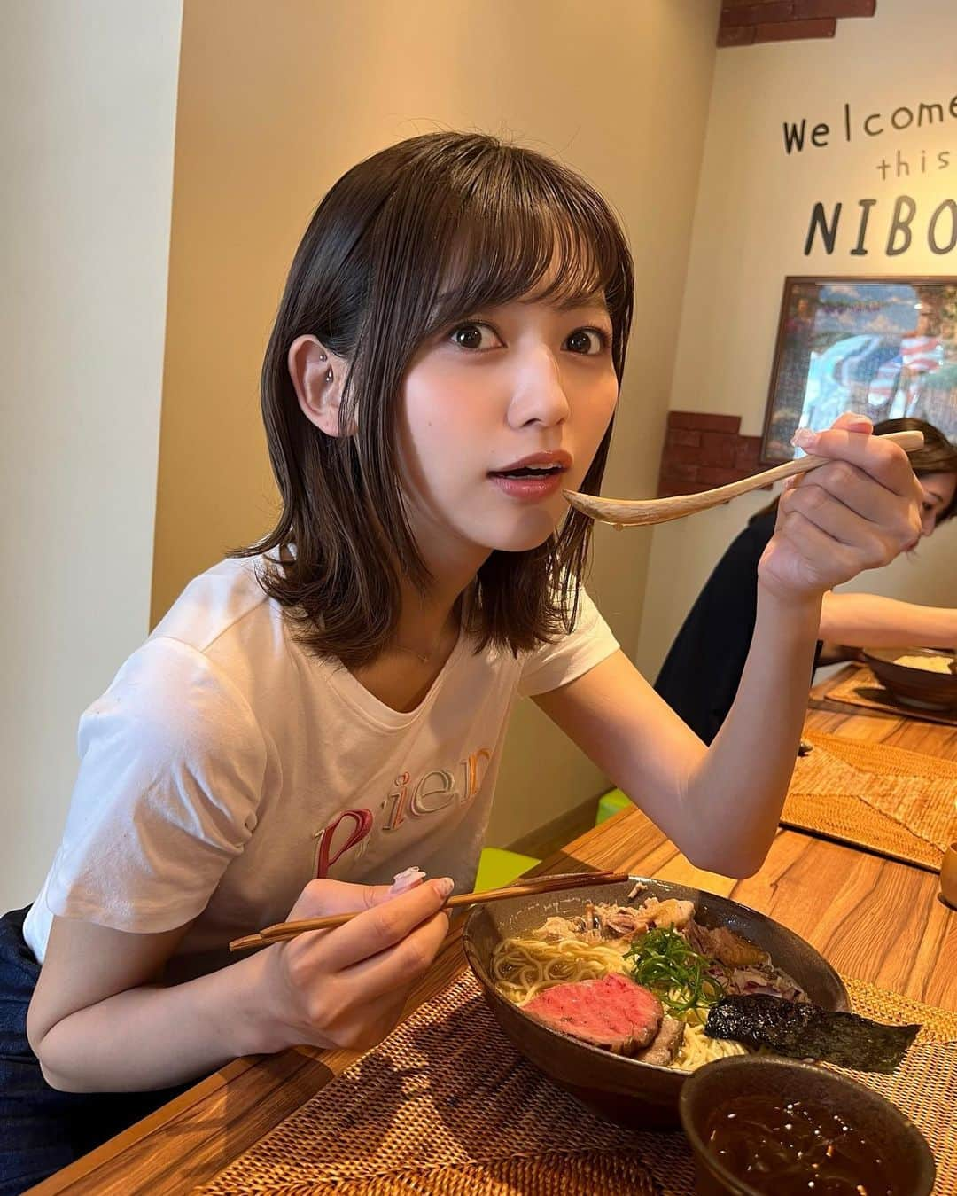 中村歩加のインスタグラム：「Dad's RAMEN 夢にでてきた中華そば🍜  自由が丘にある、 1杯2000円で話題の中華そばを 食べました…😋！！  感想なのですが、 煮干しの旨みがしっかり伝わるスープ を最初に味わった時点で お値段に納得し、既に勝利を感じてしまいました。  固めな細麺がとてもマッチしていたし、 圧倒的豪華なトッピングにもすごく満足した一杯でした🤤😮‍💨🫶  店員さんが優しく雰囲気も良くて とても良いお昼ご飯でした🌸   #ラーメン #自由が丘グルメ #自由が丘ランチ #自由が丘ディナー #自由が丘ラーメン #東京ラーメン #煮干しラーメン #夢にでてきた中華そば #ラーメン女子 #ラーメン女子部 #食券可愛い」