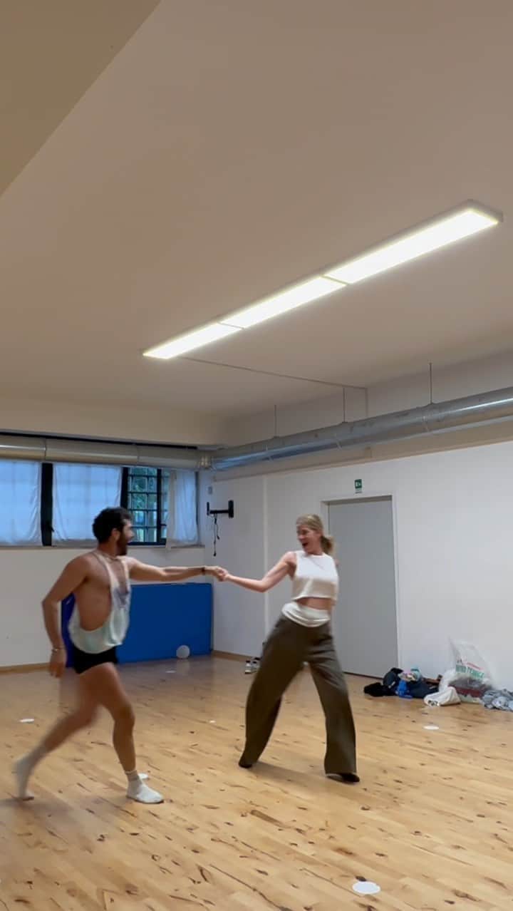 Alessia Marcuzziのインスタグラム：「Ballo libero con @leonardobonfitto  Che bello lasciarsi trasportare… 🥰🙆‍♀️」