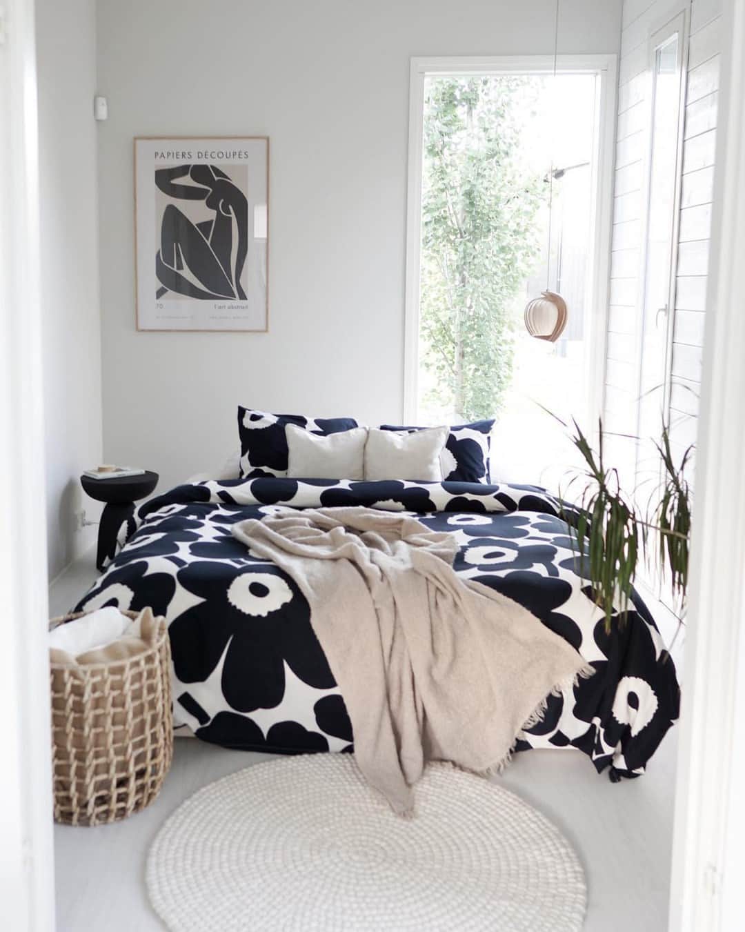マリメッコのインスタグラム：「It’s Friday, which means tomorrow is Saturday, which means most of us can soon sleep in to the comfort of fresh sheets and soft light.   Thanks for reminding us, dear community! #marimekko #marimekkohome」