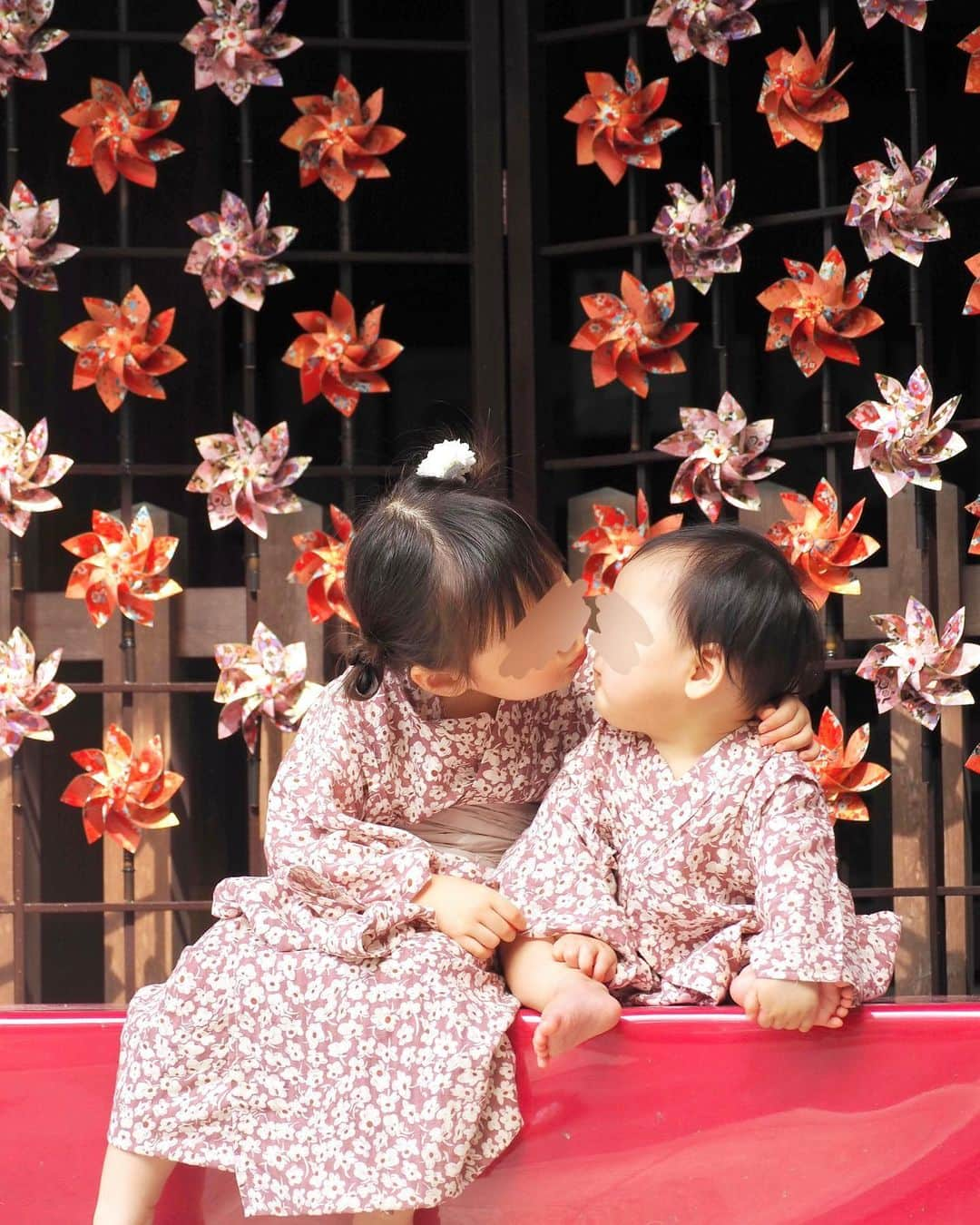 めぇたんさんのインスタグラム写真 - (めぇたんInstagram)「今年、初浴衣🍉♡  子供たちの写真を撮りたくて。 せっかくなので自分も😂 やっぱり浴衣、テンションあがるよ♡  一眼でパシャパシャ。 もう可愛すぎて苦しいほど可愛い写真が撮れて めちゃくちゃ初心者ですが 素晴らしい腕前なので見てほしい← (2枚目〜) まだまだあるから続きはブログで…✏️🍑  浴衣 私→ @andesir_official  子供達→ @pairmanon   #浴衣 #姉妹 #姉妹ママ #女の子ベビー #女の子ママ #ベビー浴衣 #ペアマノン #姉妹コーデ #生後9ヶ月 #3歳9ヶ月」7月7日 21時03分 - menmi_pink