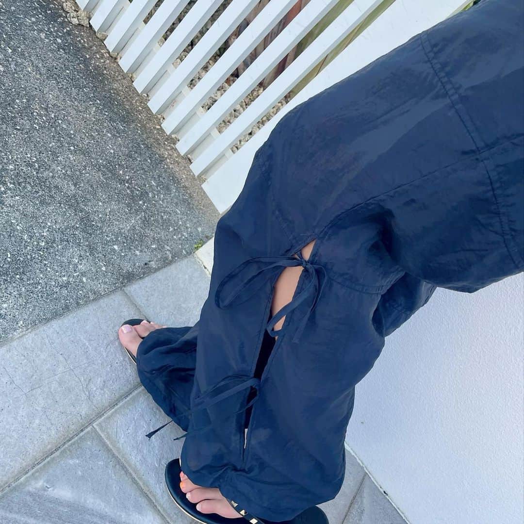 keikobun34さんのインスタグラム写真 - (keikobun34Instagram)「▶︎  宮古島には @henai_official  の ヌーディーパラシュートパンツ  を履いていきました‼︎  艶感と透け感が大人っぽく、 涼しげで、軽くて着心地良く、 シワも気にならないから、 旅行に最適‼︎ 素材とシルエットが本当に良くて、 すごく気に入ってます♡ 写真が上手く撮れなくて、 伝わらないのが残念、、、  褒められパンツです‼︎  @ayamihigoy   #旅行コーデ #旅コーデ #リゾートコーデ #パラシュートパンツ #大人カジュアル #アラフィフコーデ #アラフォーコーデ #40代ファッション #40代コーデ #50代ファッション #50代コーデ  #アラフィフモデル #womanover50 ##over50women  #over50#over50style #over50fashion  #womanover40 ##over40women  #over40#over40style #over40fashion」7月7日 21時05分 - keikobun34