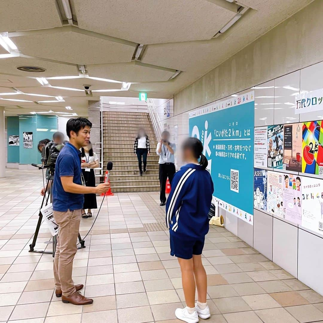 坂部友宏のインスタグラム：「日々の取材でインタビューは必須です  きょうはポスター制作した中学生の方々でした  きちんとした話し方で質問するのは大切だと思いつつ あまりきちんとし過ぎた話し方になっちゃうと緊張させてしまうかも... というところから できるだけラフな話し方で質問するようにしてます😅  #インタビュー #新潟放送 #BSN #ゆうなび #坂部友宏」