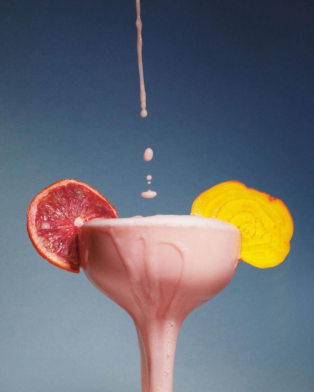 のインスタグラム：「Summer is for sipping 🍹 If the warmer weather has you craving a cocktail, why not indulge in one of our five alcohol-free concoctions—dreamt up by apothecary @69herbs and featured in Issue Forty-Eight.  (Photos: @yanash, Recipes & Styling: @69herbs, Set Designer & Photo Assistant: @maximovdima)」