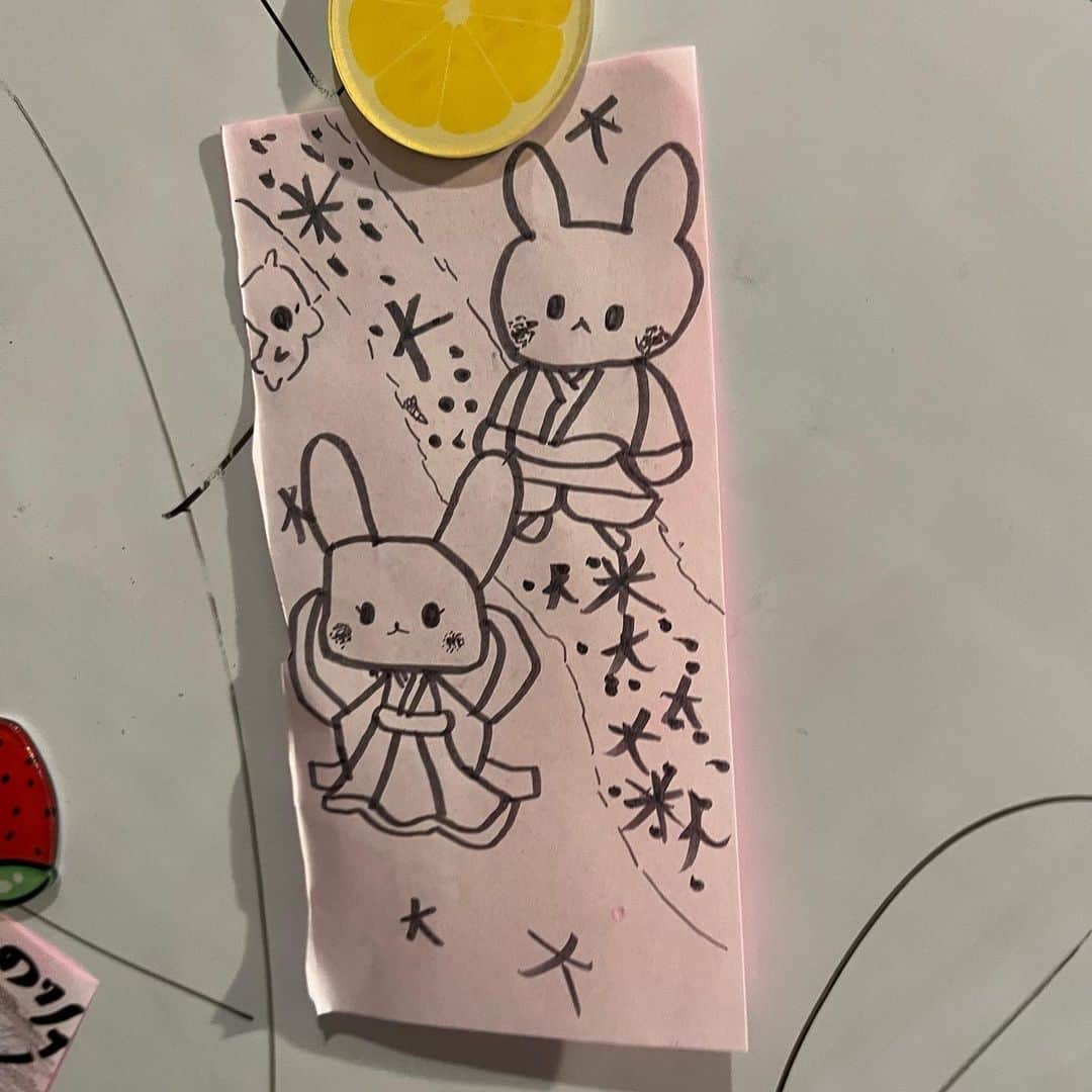 ロッシーさんのインスタグラム写真 - (ロッシーInstagram)「七夕！ 願いが叶いますように！ 息子9歳！お金持ちになりますように！ 娘8歳！いっしょうしあせになれますように！ だって！！ #七夕 #短冊 #願いが叶いますように #織姫彦星 #野性爆弾 #ロッシー #より。  あ、笹じゃなくて、ごめんなさい。」7月7日 21時06分 - yaseibakudan_rossy