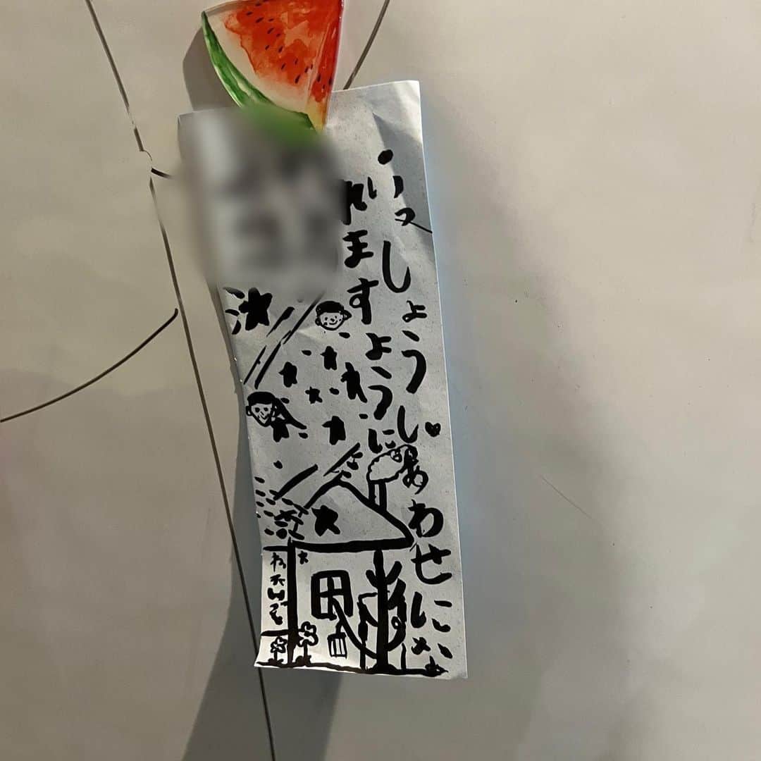 ロッシーさんのインスタグラム写真 - (ロッシーInstagram)「七夕！ 願いが叶いますように！ 息子9歳！お金持ちになりますように！ 娘8歳！いっしょうしあせになれますように！ だって！！ #七夕 #短冊 #願いが叶いますように #織姫彦星 #野性爆弾 #ロッシー #より。  あ、笹じゃなくて、ごめんなさい。」7月7日 21時06分 - yaseibakudan_rossy