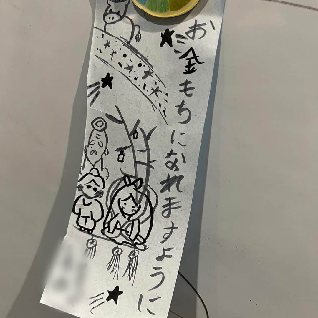 ロッシーさんのインスタグラム写真 - (ロッシーInstagram)「七夕！ 願いが叶いますように！ 息子9歳！お金持ちになりますように！ 娘8歳！いっしょうしあせになれますように！ だって！！ #七夕 #短冊 #願いが叶いますように #織姫彦星 #野性爆弾 #ロッシー #より。  あ、笹じゃなくて、ごめんなさい。」7月7日 21時06分 - yaseibakudan_rossy