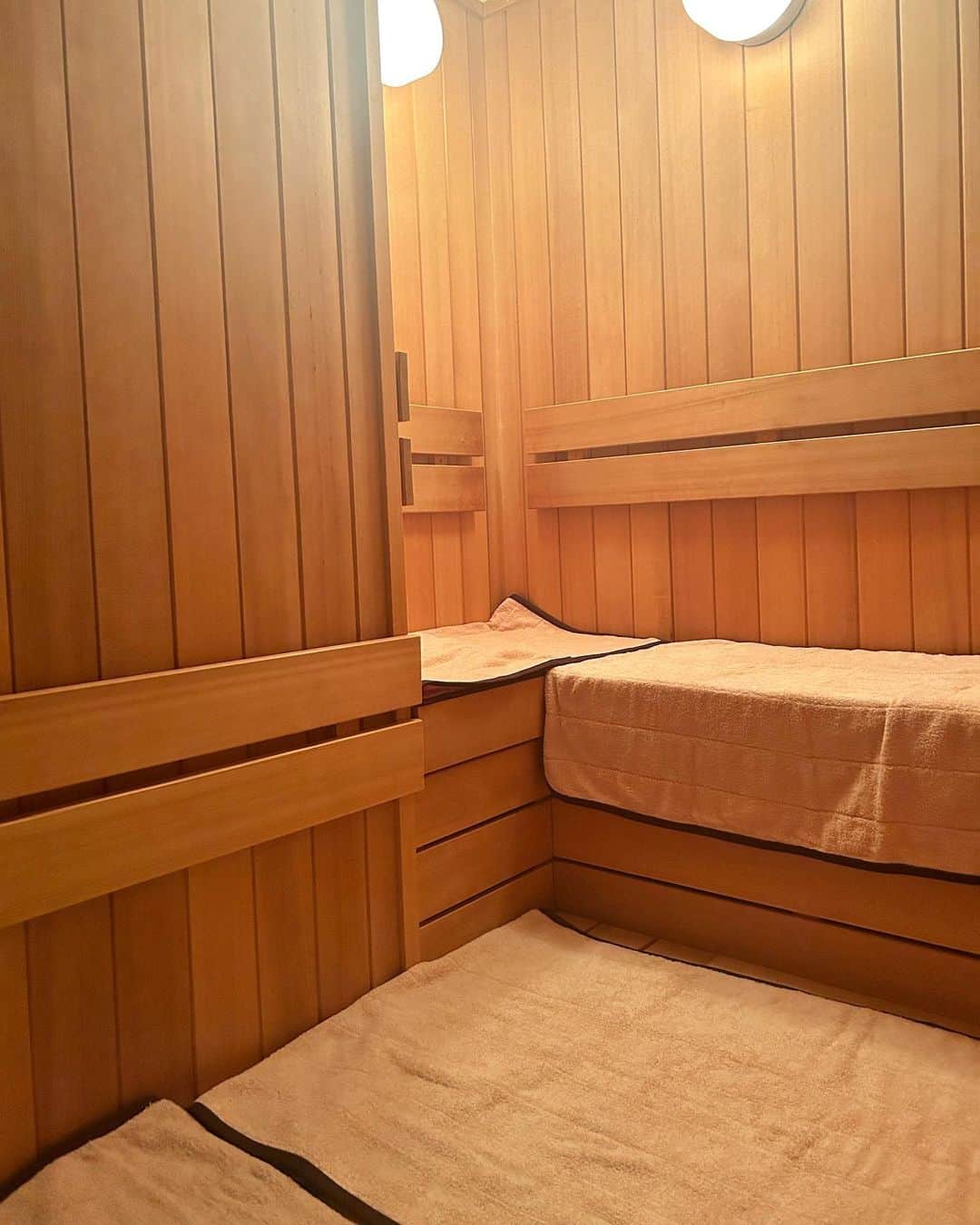 藤野結衣さんのインスタグラム写真 - (藤野結衣Instagram)「Sauna tiger 🐯🧖‍♀️  今まで行った個室サウナの中でNo. 1かもしれない。  なんといっても清潔感！🧊 氷入れて水風呂の温度調節できるしサウナ室も脚伸ばしてゆったりくつろげた〜♡  外気浴への動線も最高で まさに都会のオアシス〜🌿😮‍💨  そのままオールインクルーシブでサ飯とビールいただけるのも完璧✌︎🍺  ととのった〜また絶対行きます!!!! . . . . #サ活  #サウナイキタイ #サウナ #個室サウナ #saunatiger #サウナ女子 #サウナ部」7月7日 21時09分 - yui_fujino