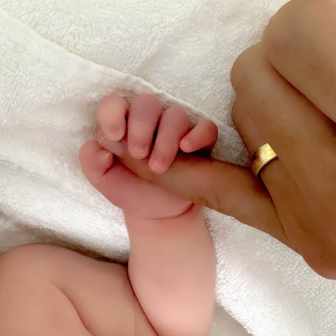 Reikaのインスタグラム：「Welcome to the world baby boy   7.7.2023  七夕に願いが叶いました💫🎋  今朝またまたまた家族が増えました👶  七夕🎋ベイビー👶  妻は前回帝王切開だったことから 今回も帝王切開の出産  正直昨日までは立ち合うのが少し怖かったけど 今朝れいちゃんと上の子供達とビデオ電話してるのを見て ゆうじゃんがママを一生懸命 「頑張って」って応援してて れいちゃんが めちゃめちゃ優しい嬉しそうな顔をしてるのを見れて(子供達を見るその笑顔が優し過ぎて なぜか感動🥹🥲)  幸せな気持ちになりながら 病院へと向かいました  立ち合い出産だったので 手術の時は全力で頑張って出産をしてる妻の姿を見たとき  手を握りながら 絶対れいちゃんを守らないと 助けないとという気持ちと  戦ってるれいちゃんの姿を見て なんなら 俺が代わってあげたいぐらいでした  男は？俺は？ 手術で産まれてくる 瞬間を見てやっと実感が湧いて  女性の大変さを その瞬間にわかるという 鈍感さに反省でした  本当に世界中のママ強し👏  赤ちゃんが産まれて泣き声を聞けた時の安堵と嬉しさ 色んな決意も自分の中で産まれて この目で出産を見届けられたこと 立ち会えたことがとってもよかったです。  一生懸命産んでくれてれいちゃんありがとう。 産まれてきてくれてベビー👩‍🍼ありがとう😭  そしてユウハナベイビー👶たちも応援してくれてありがとう。 応援してくださってる皆様もありがとうございます🙏  さまざまな家族の形があると思います😆 色々考え方がありますが 「ステップファミリー」のステップは ステップアップ⤴️っていうポジティブな意味で 今日、我が家は更に 進化をしました👍  KEIJI KUROKI papa  #立ち合い出産  #出産 #育児日記 #PAPALIFE #パパ日記 #七夕ベイビー🎋」