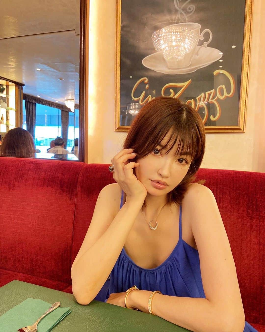 平子理沙さんのインスタグラム写真 - (平子理沙Instagram)「今日は七夕ですね〜🎋✨✨✨ 皆さまはどんな七夕をお過ごしですか？  あっという間に金曜日。 今週末はお家でコスメや化粧品の整理でもしようかな〜と思っています❣️ 脱線しないでがんばるぞー😁💪‼️ Wish me luck💙 それでは、皆さま良い週末を🥰  blue dress by @cosstores_jp  moon necklace by @jade.jewelry_official   #lifestyle#fashion#beauty#risahirako#平子理沙」7月7日 21時21分 - risa_hirako