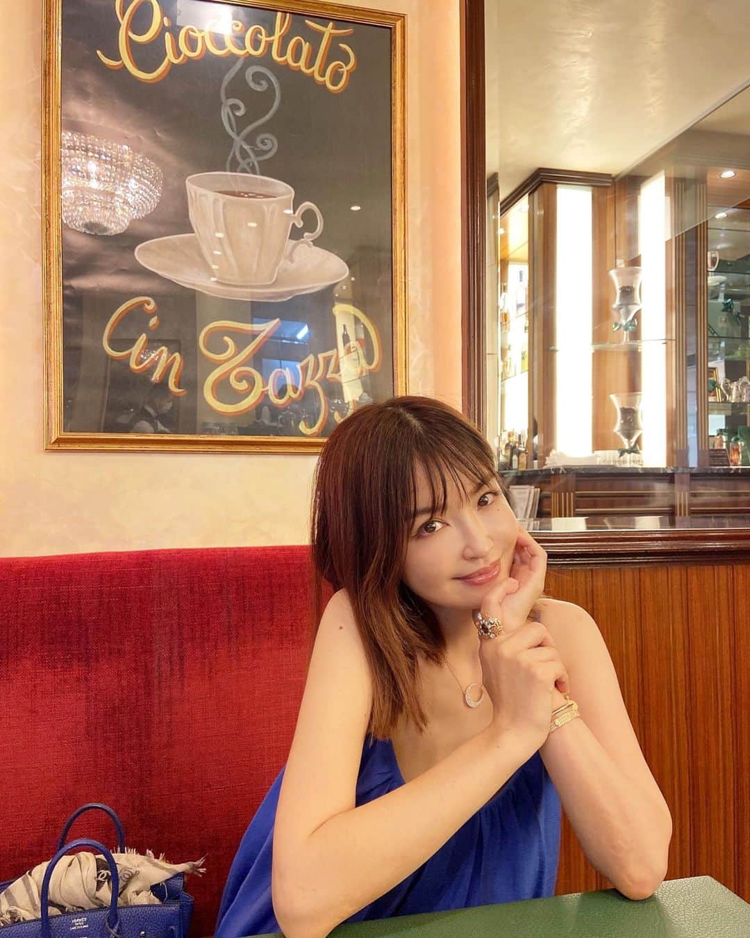 平子理沙さんのインスタグラム写真 - (平子理沙Instagram)「今日は七夕ですね〜🎋✨✨✨ 皆さまはどんな七夕をお過ごしですか？  あっという間に金曜日。 今週末はお家でコスメや化粧品の整理でもしようかな〜と思っています❣️ 脱線しないでがんばるぞー😁💪‼️ Wish me luck💙 それでは、皆さま良い週末を🥰  blue dress by @cosstores_jp  moon necklace by @jade.jewelry_official   #lifestyle#fashion#beauty#risahirako#平子理沙」7月7日 21時21分 - risa_hirako