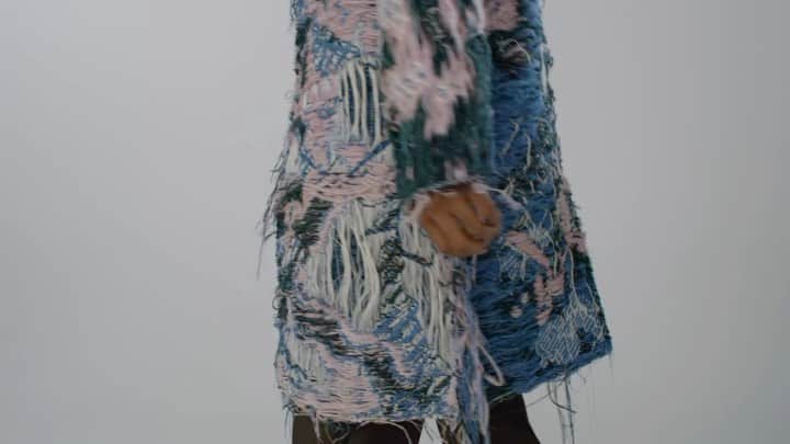 カシミ オムのインスタグラム：「We have proudly collaborated with textile artist Hadeyeh Badri to uncover the beauty in repetition, as well as within the banalities⁠ of life.⁠ ⁠ Hadeyeh's artwork is featured on a number of pieces from the collection, in the form of all-over digital prints of her⁠ woven artwork.⁠ ⁠ Our Autumn Winter collection is available⁠ to shop online now.⁠ ⁠ ⁠#QASIMIAW23⁠」