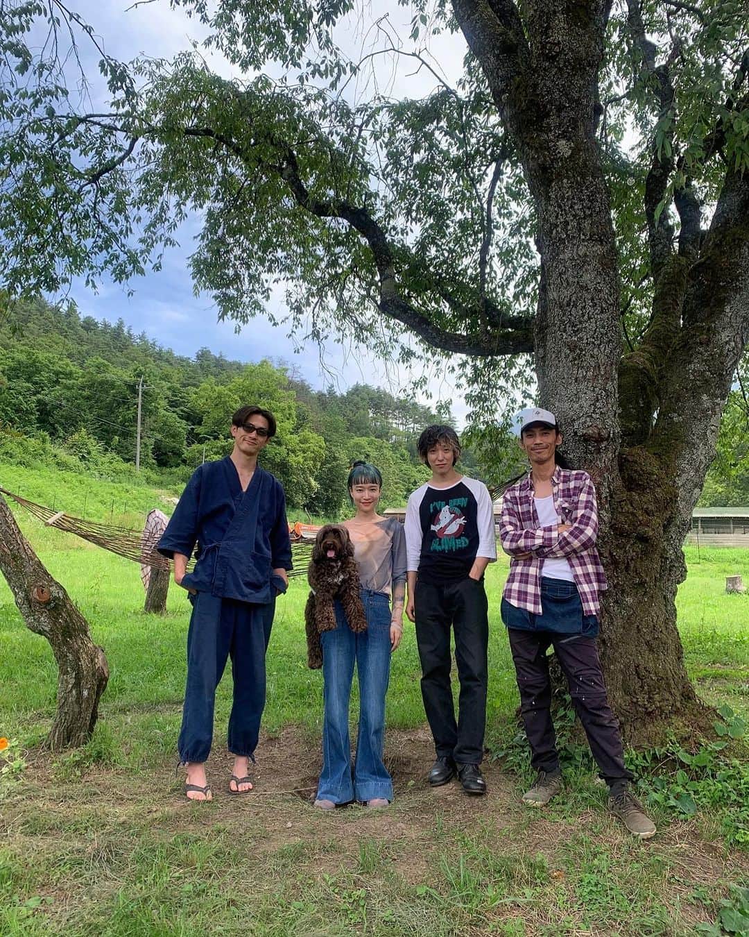 武井優心さんのインスタグラム写真 - (武井優心Instagram)「5回目の結婚記念日でずっと来たかった @roosterhenhouse へ。 オーナーみつさんとは自分が10代の頃からの知り合い。カッコいいパンクの先輩。約10年前に東京を離れ1人でこの養鶏場を建てた。癒されるぞ〜なんて軽い気持ちでやって来たんだけどもバチバチに刺激を貰ってしまった。 みつさんに連れて行ってもらっただだっ広いアトリエの @gasbon_gasbook 。様々なアートがズラリと並ぶ圧巻の空間。そんなアートも凄いけど迎え入れてくれた @tksu1023 さんと @davidyuto__  がまずめちゃくちゃカッコよくて面食らってしまった。隣の建物へ行くと、工房？なのか詳しいことはちょっと分からなかったけど @snake.time.works というクリエイターの方が色んなものを制作してる空間を覗かせてもらった。ここもめちゃくちゃカッコいい！その上には @where_is_fake というアート直売所。結婚記念に何も買ってなかったと思い、ステンレスの花瓶を購入。他にもカッコいいものだらけ。一階には @mangosteen_hokuto クラフトビールの醸造場でありその場で飲めるしライブも出来る無敵空間。ワクワクが止まらないコミニティが存在していた。  夜はみつさんとBBQをしながら色んな会話を。やはりパンクであり芯がありカッコ良い人だった。  夜中トレーラーハウスへ月明かりだけを頼りに歩く。その途中完全に自分が生き返っていく感覚を覚えた。  目が覚めて外を眺めると青と緑がどこまでも広がるワールド。このトレーラーハウスに何日か寝泊まりして曲を書きたいという気持ちが湧き上がった。という事でまたここに帰って来たい！  癒しとか、懐かしの再会みたいな、そんなテンションで最初はやって来たのに、帰る頃には自分ももっとアートやりてぇ！って気持ちになってた。貰うばかりではなく俺も放出する側へ。  にしてもここにいる間サン🐕‍🦺はずーーーっと笑顔ではじけてたな。そんな姿見れたのも嬉しかった。 感謝の7/6.7でした🎋」7月7日 21時14分 - imasam_2014