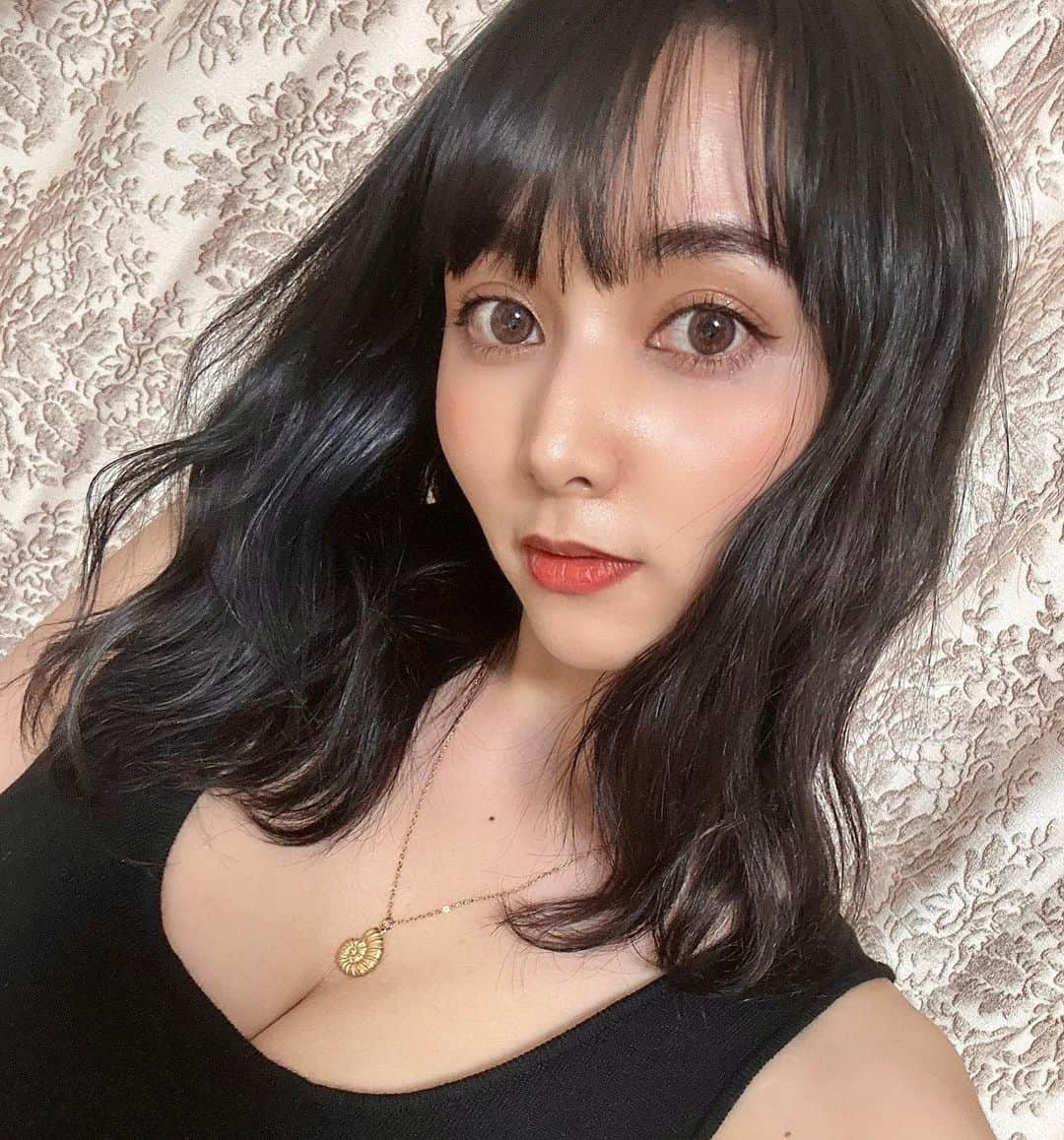 瀬野ユリエのインスタグラム：「髪の毛生き返った❤️👼 #美容室#ヘアカラー#暗めカラー#トリートメント#髪の毛サラサラ#つやつや#セミロング#オリーブカラー#ベージュカラー」