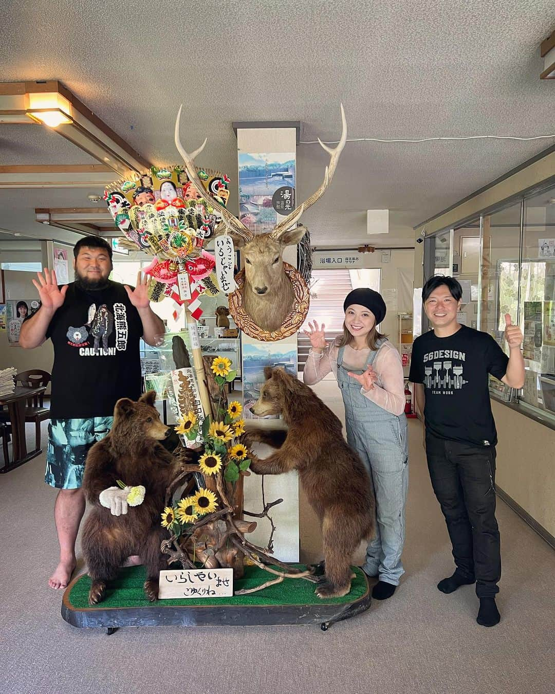 古澤恵のインスタグラム：「北海道の思い出🐻  ツーリング中にシカとキツネに遭遇🦌🦊 (今まで5.6回北海道ツーリングしていて毎回100%🦌🦊には会ってる)  そして今回は熊のような温泉宿のオーナーさんとも遭遇🐻  実質シカ、キツネ、熊に会えました笑笑🦌🦊🐻 . . . #北海道ツーリング2023 #BS11 #大人のバイク時間 #モトライズ #MOTORISE #中野真矢 さん @shinyanakano56  #杉浦一生 さん @issei.sugiura3  #北海熊五郎 さん #motorcycletv #8月放送日 #🦌🦊🐻」