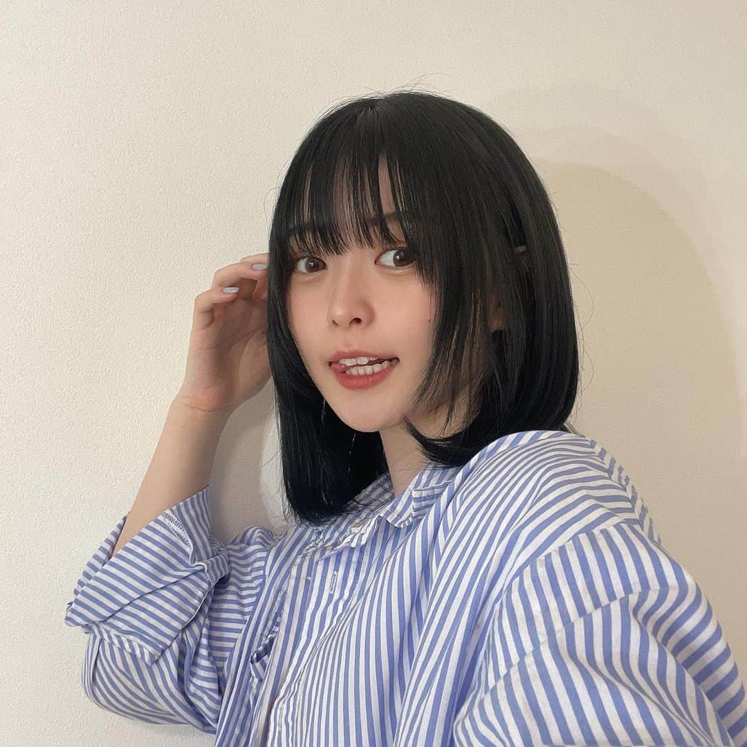 なこさんのインスタグラム写真 - (なこInstagram)「髪色ブルーブラックにしたけど 伝わる？？？🖤💙 ・ ・ ・ #ブルーブラック #blueblack  #hair #ボブ #bob #ミディアム #medium  #ootd」7月7日 21時17分 - nemuiiiiiii45
