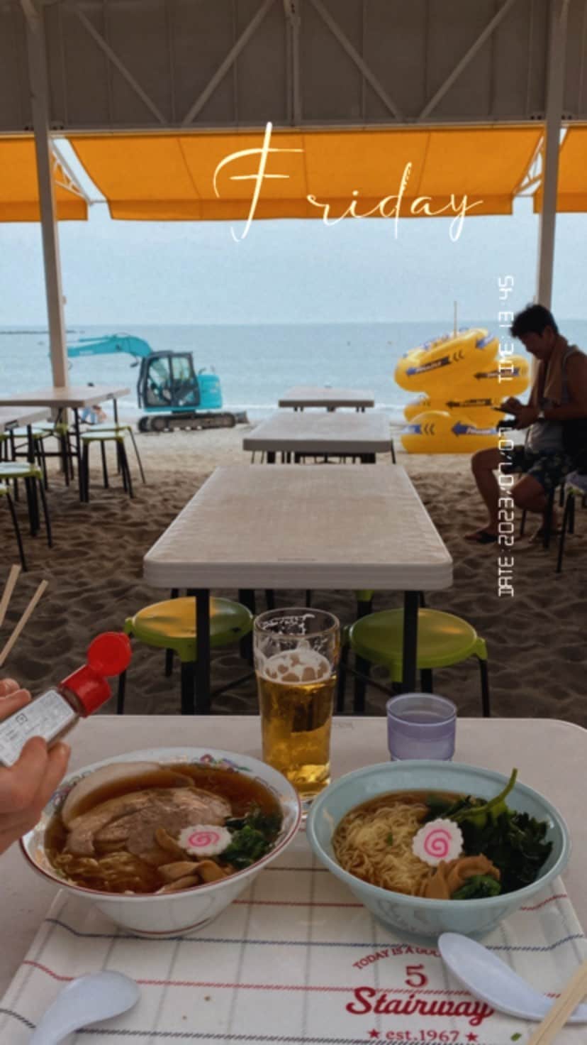 坪田あさみのインスタグラム：「仲良しご近所さんたちと一緒に James’s tacos＆beerで朝活🍺 からの一色海岸で海の家ランチ、 からの東京へ仕事へ向かった俺😑 そして帰ってきてこれからリモート会議さ。 夏は短いから忙しいのだ⛱」