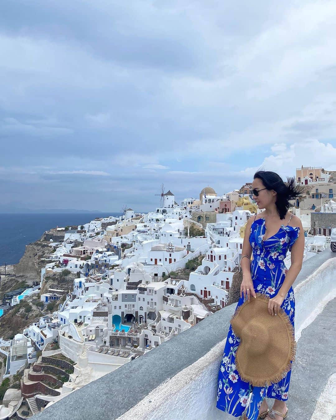 樋口千紗さんのインスタグラム写真 - (樋口千紗Instagram)「. 【サントリーニ】  崖に沿って建てられたレストランやホテル、 そして白で統一された街並みがめちゃめちゃ綺麗！  風景自体がアートになるって素敵🤍  ライトアップされた夜のサントリーニも さらに幻想的で吸い込まれる🫶」7月7日 21時18分 - chisa.higuchi