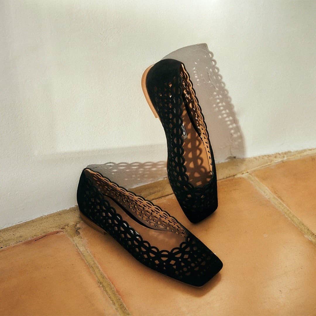 PELLICO Japan Officialさんのインスタグラム写真 - (PELLICO Japan OfficialInstagram)「しなやかなブラックのスウェードと 素肌とのコントラストが 大人のスタイルに知性と品格を宿します。  #pellico #italy #shoes」7月7日 21時18分 - pellico_japan