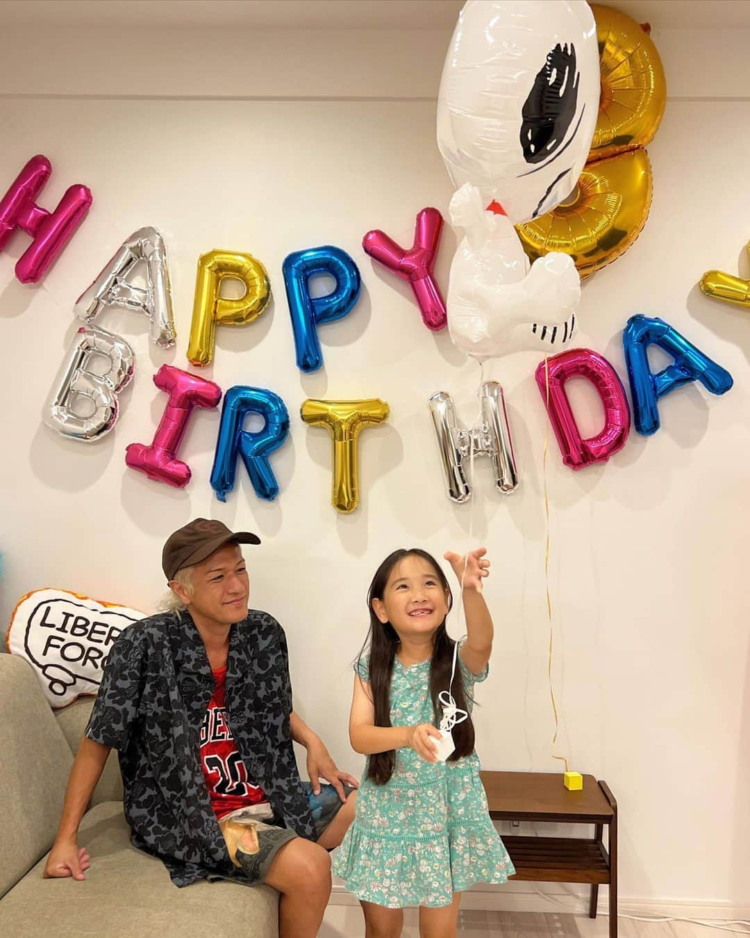 清水わかこさんのインスタグラム写真 - (清水わかこInstagram)「今日、七夕は 娘8歳のお誕生日🎂🥰 私たちの9年目の結婚記念日💍 そして私の父の誕生日でもあって 旦那の両親の結婚記念日でもある。  我が家にとっては1年の中でも特別な1日。  昨夜、夜な夜な旦那と風船を飾りつけして 朝起きたら、何これー？😍いつしたの？ 何もないと思ってたのに〜〜😍ととても喜んでくれた娘。昔から感情表現豊でサプライズしがいがある☺️ 私たちのもとに生まれてきてくれて元気に健康に育ってくれてありがとう😌❣️ 無邪気な子供らしい表情をしたり 急に大人っぽい表情になったり 女の子からお姉さんになっていく娘。 成長が早すぎる😭 最後の写真は娘が撮ってくれた私たち。  いつも一緒に育ててくれいるお友達のみんな。じぃじばぁばもありがとう。 スタッフのみんなもありがとう。 たくさんの人に助けてもらいながら 育児も仕事もできています☺️ #ここで成長を見守ってくださっている皆様もいつもありがとうございます #七夕 #誕生日 #8歳 #娘 #女の子ママ #沖縄移住 #沖縄 #okinawa #hbd」7月7日 21時30分 - wakacham_