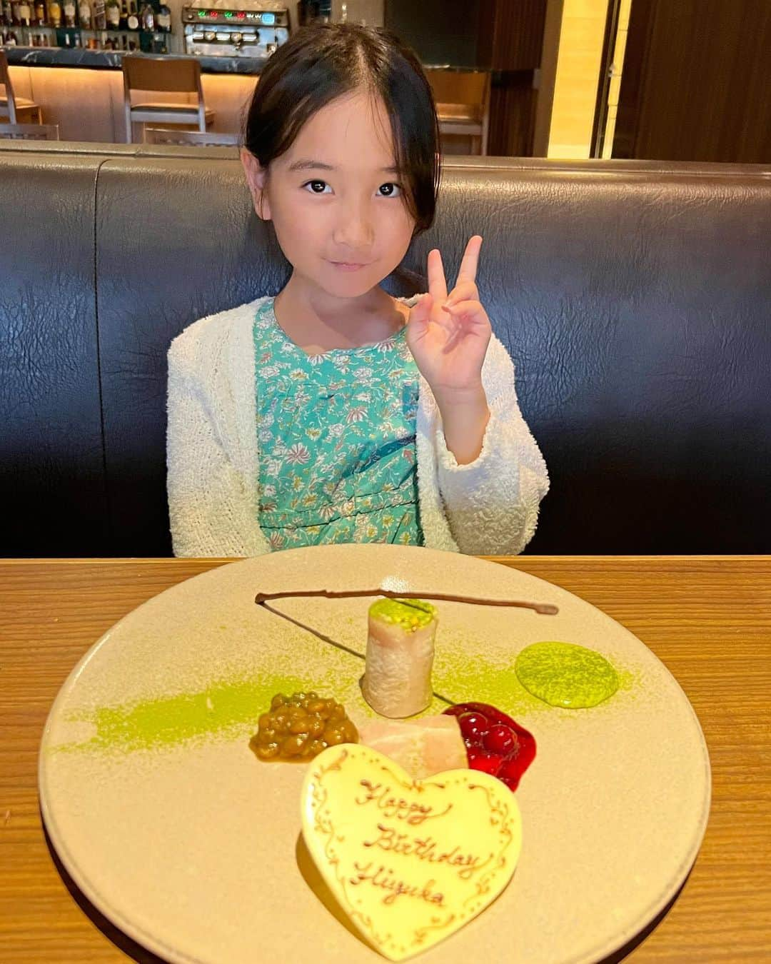 清水わかこさんのインスタグラム写真 - (清水わかこInstagram)「今日、七夕は 娘8歳のお誕生日🎂🥰 私たちの9年目の結婚記念日💍 そして私の父の誕生日でもあって 旦那の両親の結婚記念日でもある。  我が家にとっては1年の中でも特別な1日。  昨夜、夜な夜な旦那と風船を飾りつけして 朝起きたら、何これー？😍いつしたの？ 何もないと思ってたのに〜〜😍ととても喜んでくれた娘。昔から感情表現豊でサプライズしがいがある☺️ 私たちのもとに生まれてきてくれて元気に健康に育ってくれてありがとう😌❣️ 無邪気な子供らしい表情をしたり 急に大人っぽい表情になったり 女の子からお姉さんになっていく娘。 成長が早すぎる😭 最後の写真は娘が撮ってくれた私たち。  いつも一緒に育ててくれいるお友達のみんな。じぃじばぁばもありがとう。 スタッフのみんなもありがとう。 たくさんの人に助けてもらいながら 育児も仕事もできています☺️ #ここで成長を見守ってくださっている皆様もいつもありがとうございます #七夕 #誕生日 #8歳 #娘 #女の子ママ #沖縄移住 #沖縄 #okinawa #hbd」7月7日 21時30分 - wakacham_