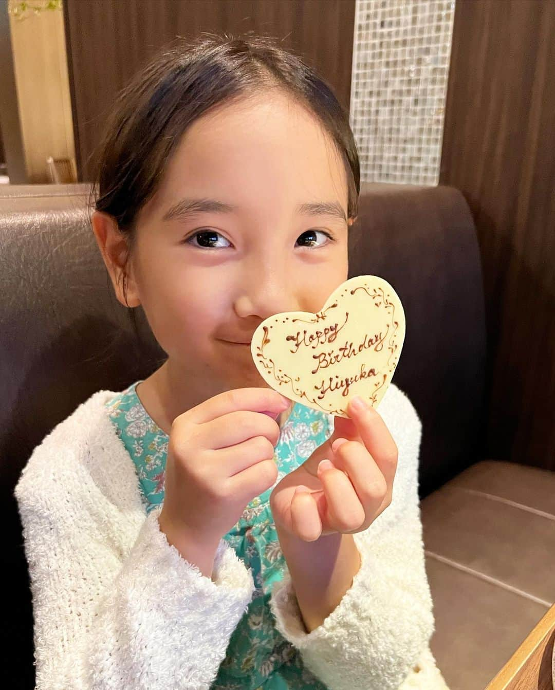 清水わかこさんのインスタグラム写真 - (清水わかこInstagram)「今日、七夕は 娘8歳のお誕生日🎂🥰 私たちの9年目の結婚記念日💍 そして私の父の誕生日でもあって 旦那の両親の結婚記念日でもある。  我が家にとっては1年の中でも特別な1日。  昨夜、夜な夜な旦那と風船を飾りつけして 朝起きたら、何これー？😍いつしたの？ 何もないと思ってたのに〜〜😍ととても喜んでくれた娘。昔から感情表現豊でサプライズしがいがある☺️ 私たちのもとに生まれてきてくれて元気に健康に育ってくれてありがとう😌❣️ 無邪気な子供らしい表情をしたり 急に大人っぽい表情になったり 女の子からお姉さんになっていく娘。 成長が早すぎる😭 最後の写真は娘が撮ってくれた私たち。  いつも一緒に育ててくれいるお友達のみんな。じぃじばぁばもありがとう。 スタッフのみんなもありがとう。 たくさんの人に助けてもらいながら 育児も仕事もできています☺️ #ここで成長を見守ってくださっている皆様もいつもありがとうございます #七夕 #誕生日 #8歳 #娘 #女の子ママ #沖縄移住 #沖縄 #okinawa #hbd」7月7日 21時30分 - wakacham_