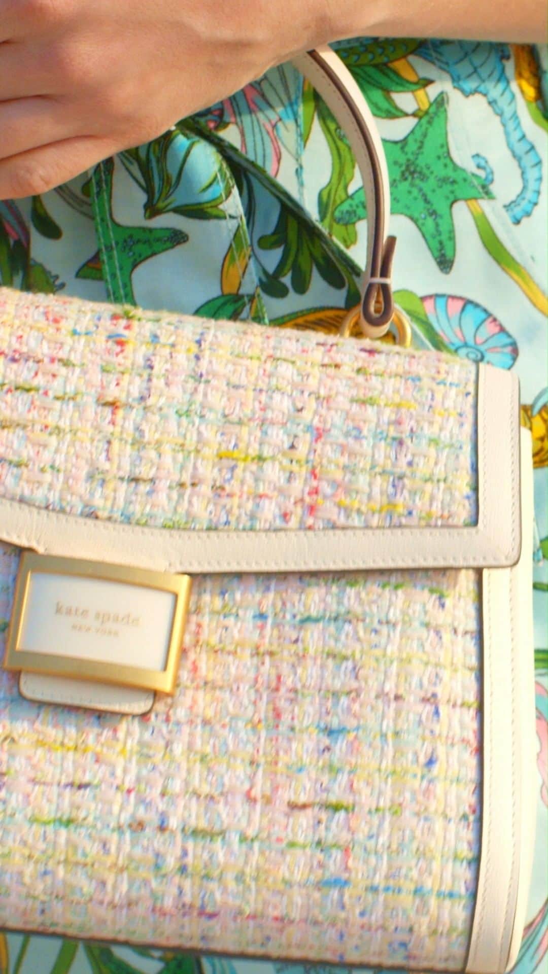 ケイト・スペードのインスタグラム：「潮風に吹かれながら、熱々の砂を歩く  #katespadeny #katespadejapan #ケイトスペード #ケイトスペードニューヨーク」