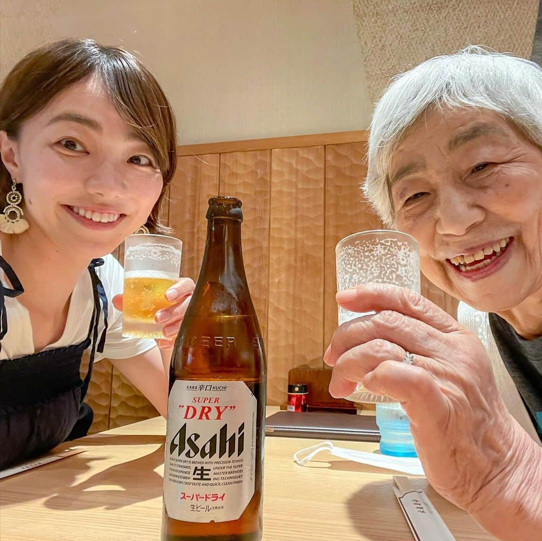 雨宮萌果のインスタグラム：「度々、Instagramに登場する 私の祖母・栄子さん。  来年、90歳になるのを前に 札幌から家族に会いに来てくれた。  2人ともビールが大好きで 一緒に飲みながら  会話のスピードも 笑うツボもタイミングも一緒だと もう、完全なる女子会だ。  でも、気づいたことがある。  祖母が変わらず 元気でいる一番の秘訣は  食欲でも、笑いでも、 好奇心でもない。  根性だ。  令和ではもはや 死語にさえなっている、根性。  でもね  老いを身体いっぱいに 受けながらも  なにくそ！ こんなことで死んでたまるか！ というロックな精神が ボーボーに宿っていた。  あ、祖母本人は 至って品があります。 悪しからず。笑  常に自分と向き合い チャレンジする精神って 老けないもんなんだなーって  改めて実感した文月初旬。  シェケナベイベー🎸」