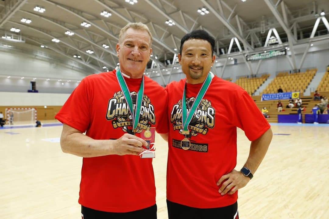 門山哲也のインスタグラム：「明日から日本リーグがスタートする。 ついこの前、終わったと思っていたけど、また新しいシーズンが始まる。 昨年の悔しさをチーム一丸になって晴らしたい。 自分にできる最大限のサポートを。 そして、シーズンの最後にラースとまたこんな笑顔の写真を撮りたい。 今まで以上に長いシーズン。 きっといい時も、そうでない時もあるだろう。 どんな時も一つになって。  応援してくださる皆さんと共に前へ。  @tagucci42   #JHL48 #handball #bravekings #hardworkpaysoff」