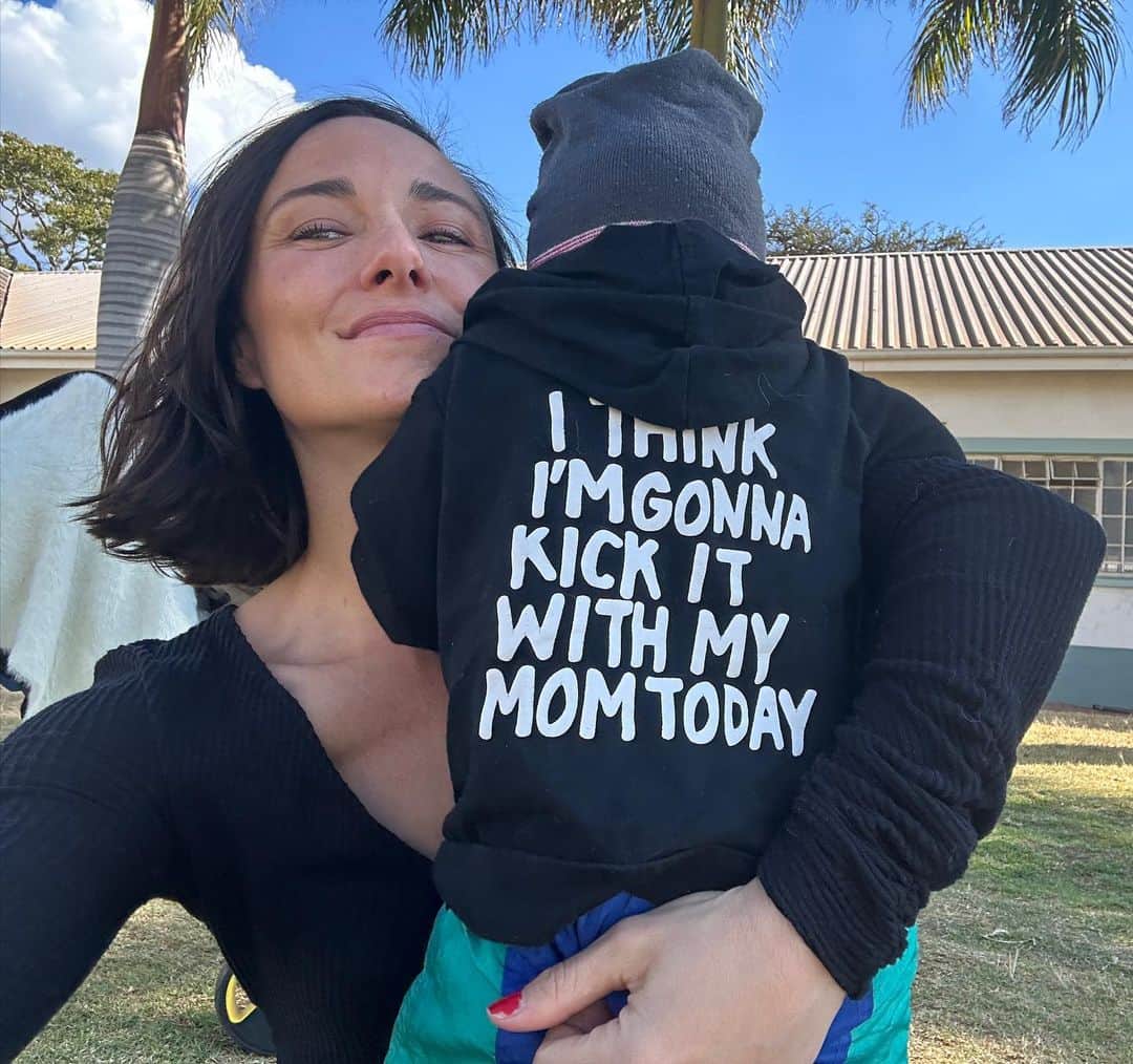 ブリアナ・エヴィガンのインスタグラム：「I think I’m gonna kick it with my mom today ♥️」