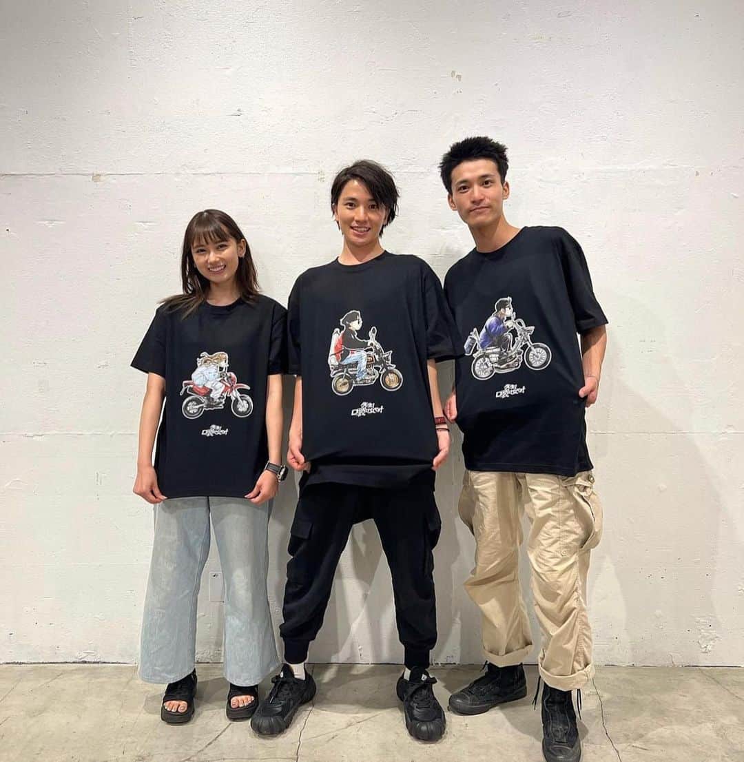 のインスタグラム：「映画「先生！口裂け女です！」  本日公開されました🏍️ 各地の映画館で是非ご覧いただけたら嬉しいです！  そして、インスタライブ ご視聴ありがとうございました！  グッズTでオフショット🏍️  明日は舞台挨拶です。楽しみ☺︎  https://theaterlist.jp/?dir=kuchisake-onna  #先生口裂け女です #七夕は口裂け女」