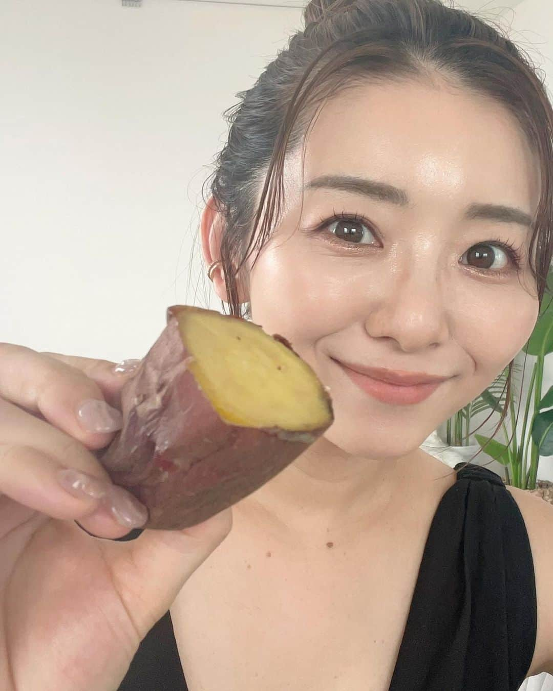 まりなさんのインスタグラム写真 - (まりなInstagram)「【ダイエット中の食事について】  まず今回、食事制限はしてません！  ダイエットってどうしても ◯◯しちゃダメ、◯◯は避ける、◯◯は控えるっていう 【制限】の感覚が強くなるけど、 私の場合、制限されるとむしろ異様に欲しくなっちゃって、 1日中脳内食べ物パラダイスになる🙃🌴(同じ人いる？)  だから 【何を食べないか】を決めるんじゃなく、 【何をしっかり食べるか】にフォーカスした食事をします。  •食物繊維をちゃんと摂る •タンパク質をしっかり摂る •水をしっかり摂る •良質な糖質•脂質を摂る •ビタミン•ミネラルをしっかり摂る  全部、【摂る】ことに集中する。  私はこれを【食事選択】っていってて、 こう聞くと、なんかストレスなくない？🥹  「甘いスイーツ食べたい！あ…でも糖質もカロリー高いからダメだ…しょぼーん😢」  じゃなくて  「甘いスイーツ食べたい！あ！じゃあビタミンも食物繊維も美肌成分も入ってる冷凍ブルーベリー食べ最高〜✌️」  みたいな感じ。  【食べない方法】を考えるんじゃなく 【食べる方法】を考える  これは私としては全く食事の制限という感覚はなくて、 あくまでも食事選択。  だから長く続けられるし、 むしろこんだけ美味しくて身体が変わるなんて お得!!っていうメンタルになってきます✌️  ダイエットメニューはそんな【お得感】が大事だと思ってて【むしろこっちの方が食べたくなる】ものを色々日々研究しています✌️  てことで最近はアイス1日3個生活を焼き芋ちゃんに変えました✌️🍠  冷凍して焼き芋アイスにしたりもしてるよ！  焼き芋って、常温でもあっためても冷やしても冷凍しても食べれる最強時短フード、、！  それでいて食物繊維豊富で腹持ちが良くてカリウム豊富で浮腫み対策にも良き！  もちろん炭水化物だから食べ過ぎは注意だけど 間食や朝ごはんとしてて最近は取り入れてます✌️  ストレスなく、むしろ楽しくなるダイエットをしようね🥹✌️  みんなのおすすめの置き換えも教えて！  #ダイエット #宅トレ #ダイエット中の食事  #宅トレ女子  #健康食  #マリネス  #マリネス仲間募集中 #マリネス運動記録  #産後ダイエット #産後ダイエット部」7月7日 21時29分 - takemari1219