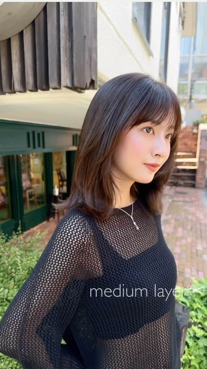 齋藤純也のインスタグラム：「ミディアムレイヤースタイル✂︎  束感があって柔らかく動くヘアスタイルがこだわりです💇‍♀️ 骨格と輪郭と髪質に合わせてその人らしく一番似合うデザインを♪  ✴︎PRICE✴︎ カット✂︎7700円 カラー✂︎7700円  カットなしの場合シャンプーブロー料金+2200円 カラーはトリートメントin処方で圧倒的な艶感と手触りをプラスします。 ブリーチor3Dハイライト施術はプラス7700円です。 パーマ✂︎7700円 トリートメント✂︎種類多数によりカウンセリングで決めさせていただきます。5500円〜11000円 縮毛矯正✂︎17600円、前髪のみは6600円 ・ ネット予約が×の所もお電話かDMで時間調整できますので気軽にご連絡ください！ kelly.表参道本店　A1出口より徒歩45秒 東京都渋谷区神宮前5-2-5 JY表参道ビル２Ｆ kelly. ・ ・ ✔️群馬県伊勢崎市で出勤するスケジュールは隔週水曜日です。 群馬店は料金が異なります、お問い合わせください 群馬のご予約はＤＭまたは ホットペッパービューティーで  kelly. by L.O.G 検索✂︎ 在籍日程が少なくて申し訳ありません。 薬剤は最新のものを揃えました 群馬県伊勢崎市宮前町146-1」